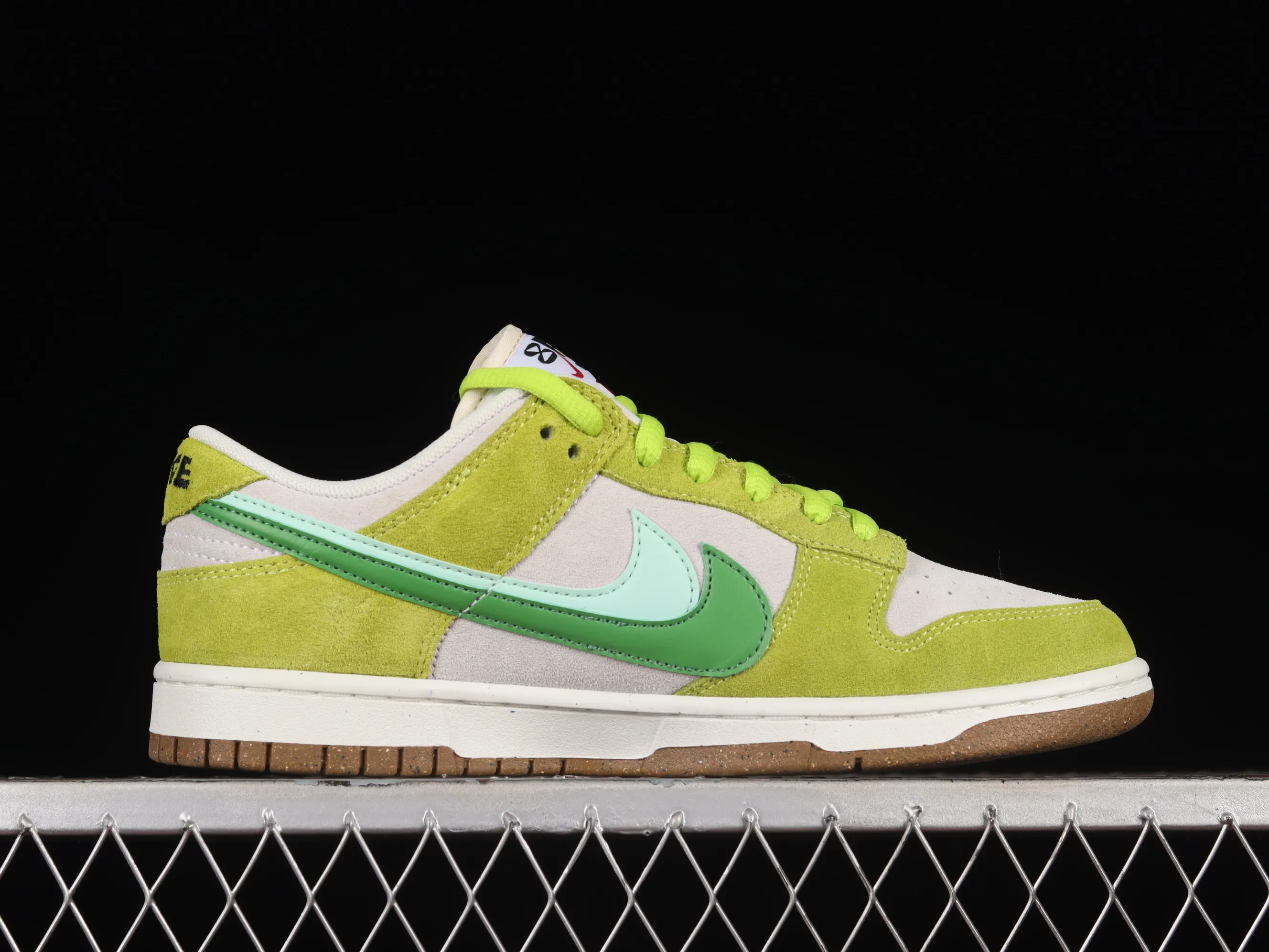 All categories Nk SB Dunk Series Nk SB Dunk Low low-top sneakers Nk SB Dunk Low "85" Green Apple Smiley SB low-top sports and leisure sneakers DO9457-122